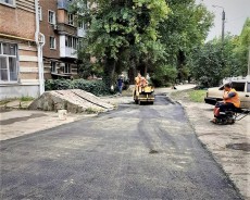 Депутатские средства – на ремонт дороги: в округе №4 уложили новый асфальт на самом проблемном участке проезда